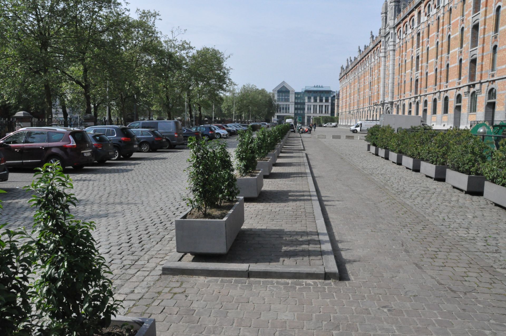 Boom- en plantenbakken in beton, stijlvolle toevoeging aan het straatbeeld.