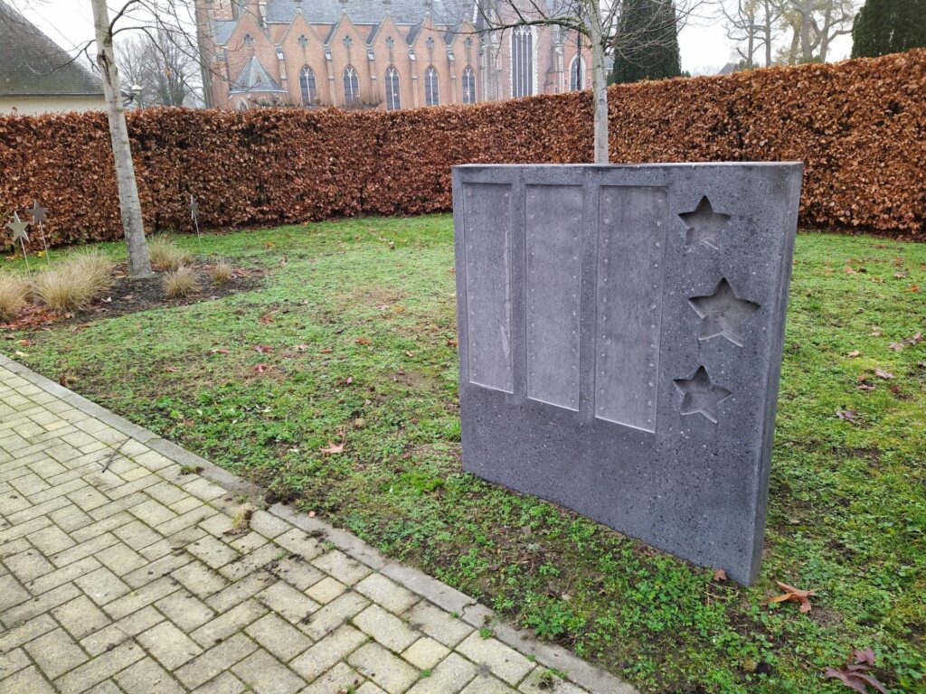 
												Herdenkingszuil voor sterrewijde - begraafplaatsinrichting